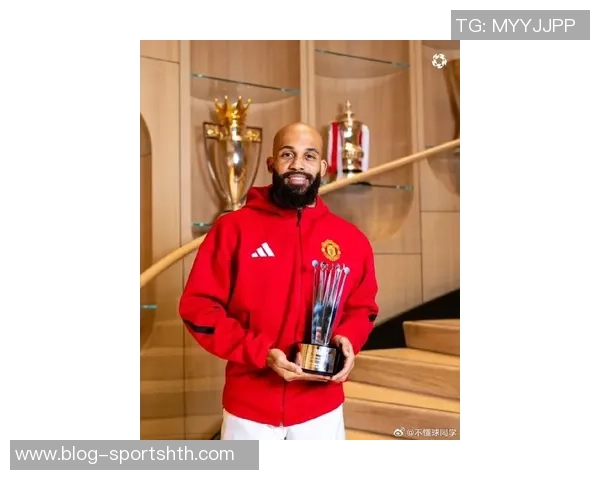 姆伯莫终于领奖英超10月最佳球员奖杯落入手中 姆伯莫终于领奖英超10月最佳球员奖杯落入手中