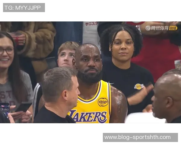 詹姆斯替补席上显不满情绪频频起身运球引发关注 詹姆斯替补席上显不满情绪频频起身运球引发关注